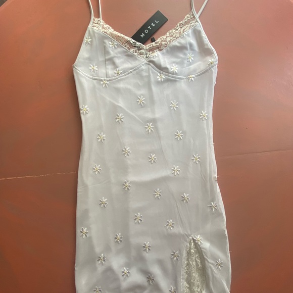 NEW WITH TAGS MOTEL DAISY DRESS🌼 Size Small - Picture 3 of 8